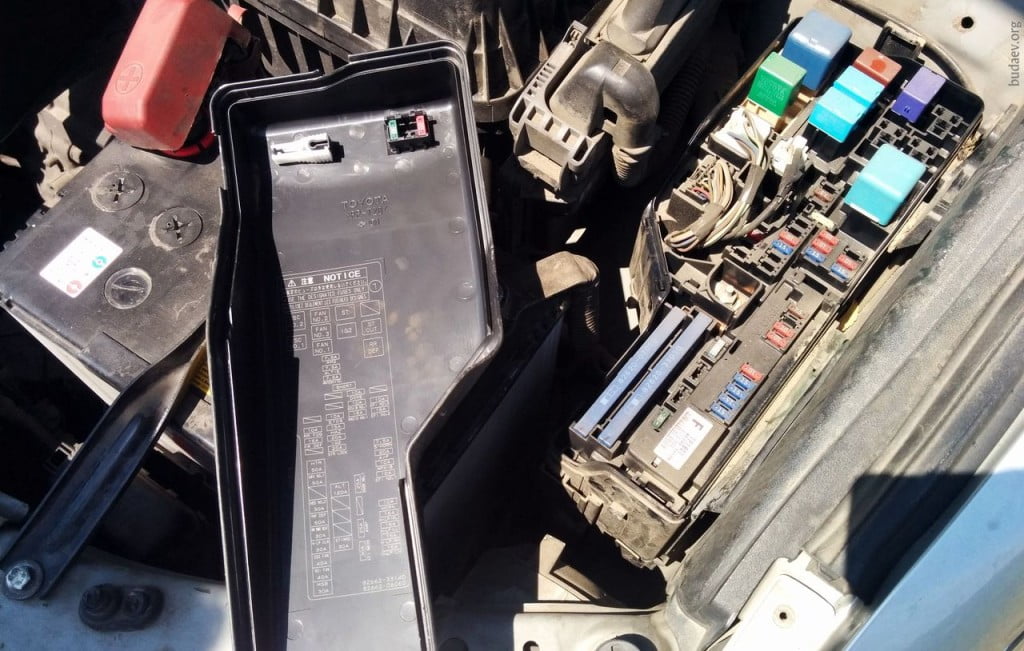 Toyota Camry ACV40 крышка блока предохранителей под капотом